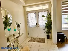 Lola's Place Luxury 4BR with 4BEDS, Sleeps 8, 3200 SF, 15 Minutes away from Niagara Falls - Image 1