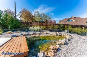 Private house with garden - Image 1