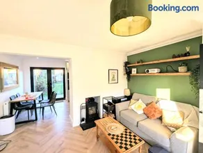 Rennovated 3 Bed House 7 minute train to Edinburgh City Center with Real Wood Burner - Image 1