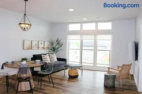 Beachview getaway at the New Carlyle 202 on the Main strip in Grand Bend - Image 2