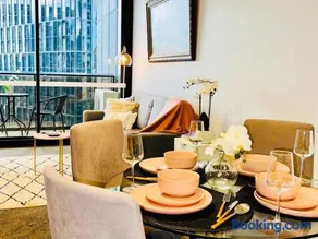 Comfy unit in front of Crown w/ Free Parking - Image 3