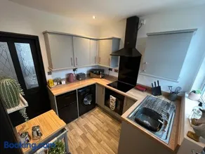 Contemporary & Chic inner terrace 5 mins from Barnsley town centre - Image 3