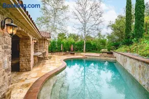 Luxury Villa w Pool Garden & Outdoor Lounge - Image 3