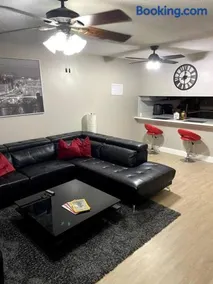 Modern 2 Bedroom Townhome Minutes from the Beach!! - Image 1
