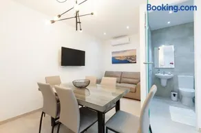FL56 - New 3storey House - private entrance & roof - Image 3