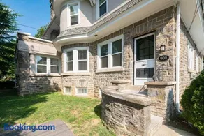Cool “Blue” 2-bdrm Apt in Suburbs w/Free Parking - Image 1