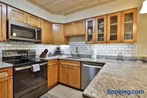 Private Killington Home with Indoor Hot Tub and 2 Living Rooms - Image 3