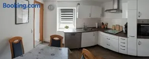 Apartamento vacacional totalmente equipado con barbacoa, jardín y terraza | Vistas al jardín - Image 3