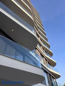 Luxurious 1BR with rooftop pool gym & beach access - Image 4