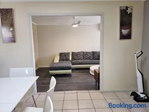 The Pine Rest - Spacious & Central Haven - Image 2