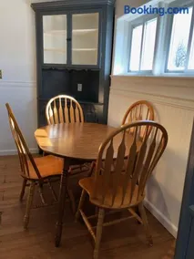 Private house with 3 bedrooms and 1 bathroom, free parking, convenient to NYC Manhattan bus and train, MetLife Stadium FIFA World Cup 35 minutes away - Image 2