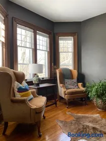 Warm, Stylish Edwardian Escape in Downtown Meaford - Image 3