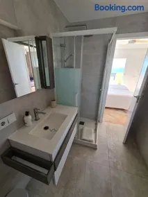 Apartamento con esplendida vista al mar, a menos de 50 metros de la playa - Image 1
