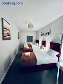 Elite Apt nr Strood stn, High street, Medway, Rochester Castle & Cathedral - Image 4
