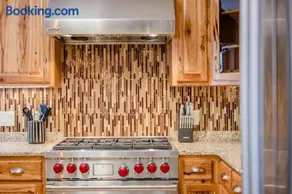Stevens Point Getaway - HUGE 5 bedroom Home 3 Full Bath - Image 3