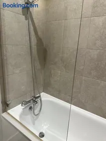 Stunning Flat with Parking Free near Sutton Station - Image 2