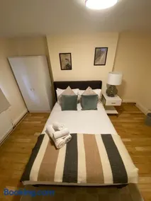 Riverside 2 Bedroom Apartment - Central Location - Image 2