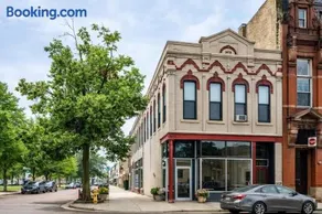 Large Luxury Downtown Loft - Walk to Everything Free Parking - Image 3