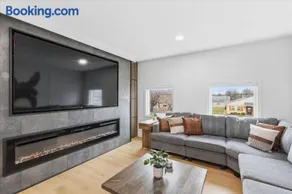 Amazing 5BR Retreat Near Downtown Indy - Image 2