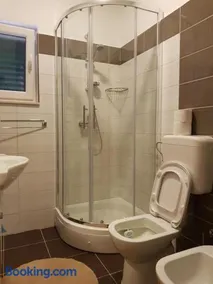"Laurier" rooms & apartments - Image 1