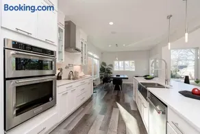 Spacious home with pool & BBQ grill - Image 3