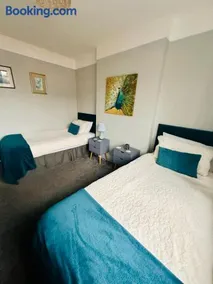 The Tudors Modern 3-Bed Home with Fast WiFi, Private Drive & Near Town Center - Image 5