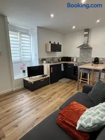 Charmant appartement neuf avec parking privé - Image 1