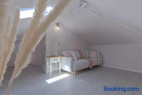 Lake Como 2 min - Modern Suites at 1 min to Station - Wifi, AC - Image 4