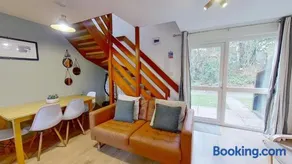 04 Strawberry Hill, Tolroy Manor - Image 2