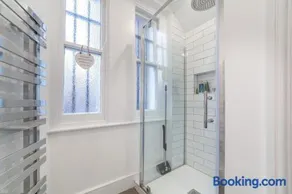 Executive Style 1-Bedroom in Kensington & Chelsea - Image 3