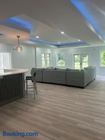 Private and Spacious 2BR Walkout Lower Level w Elevator near Metro and Tysons Corner - Image 3