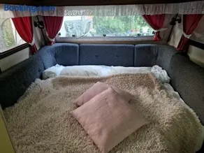 Cozy private caravan on our lawn - Image 4