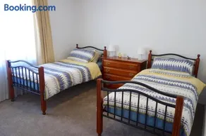 Kingston Comfy Apartment - Image 3
