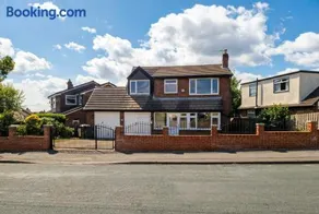 Family-Friendly Detached House Near Leeds and Bradford with Garden - Image 2