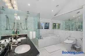 Elegant West Vancouver Estate with Ocean Views - Image 1