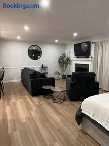 Newly Renovated Villa with King Bed and Amenities, 1 mile to Mohegan Sun - Image 3