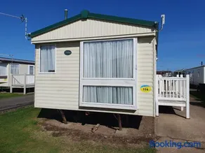 Sealands Everglade II:- 6 Berth, Central Heated Access to the beach - Image 3