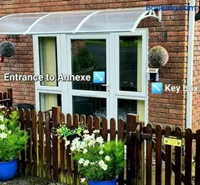 Idyllic 2 Bedroom Self-Contained UpsideDown Annexe - Image 5