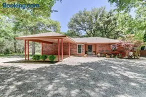 Riverside country retreat with easy access to all that Houston has to offer - Image 4