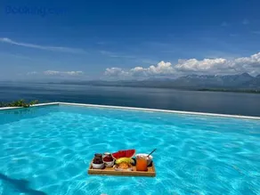 Lake Breeze Villa with a Pool & Magnificent Views - Image 1