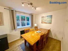Large 5 bed detached house near Stansted Airport with Parking for 2 vehicles! Stansted Stays - Image 4