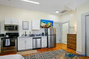 Modern Victorian Studio - Steps to Cleveland Clinic - Image 2