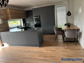 Moderny luxusny domcek s vyhladom na zamok - Image 3