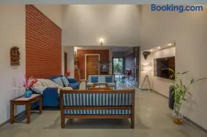 SaffronStays Red Brick House - 3BR English-style villa with verandah dining, orchard lawn & classic charm - Image 4