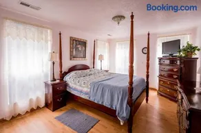 Lakefront Cottage - Spacious House with Private Dock - Image 4