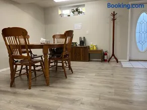 Licensed spacious basement suite with one king-size bed - Image 4