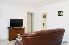 Renovated 2-bedroom apartment - Image 1