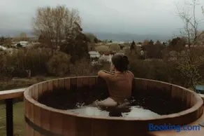 The Eco Cabin Tasmania - Cedar Hot Tub - Image 5
