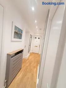 Oxfords 5 Star Lux 2 bedroom Flat near JR 5 pax, permit parking - Image 5