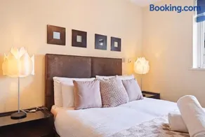 Stylish City Living with free 2-Bay Secure parking - Image 4